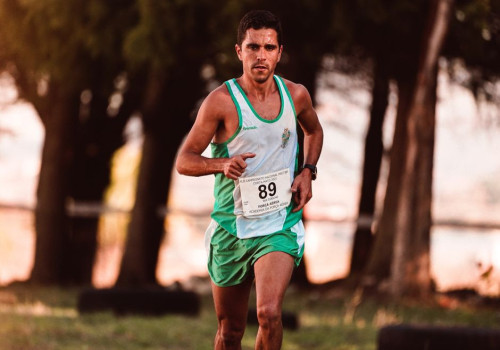 Hardlopen bij 28 graden: 7 tips om veilig te trainen in de zomer van 2026