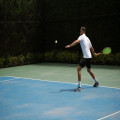 Hoe lang duurt een tenniswedstrijd: gemiddelde tijd en factoren