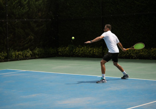 Hoe lang duurt een tenniswedstrijd: gemiddelde tijd en factoren