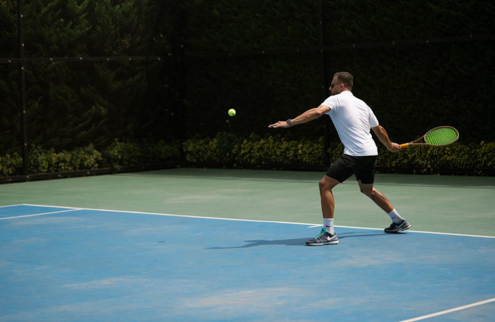 Hoe lang duurt een tenniswedstrijd: gemiddelde tijd en factoren